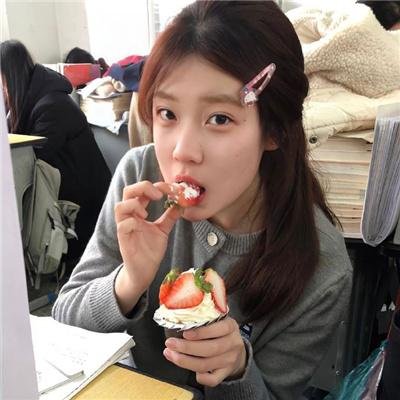 陪她一会儿海报